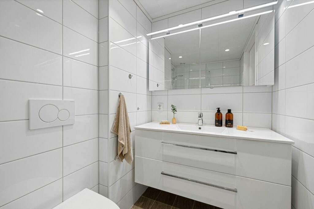 colocacion de muebles de baño para una reforma de baño en madrid moncloa con materiales de primera calidad
