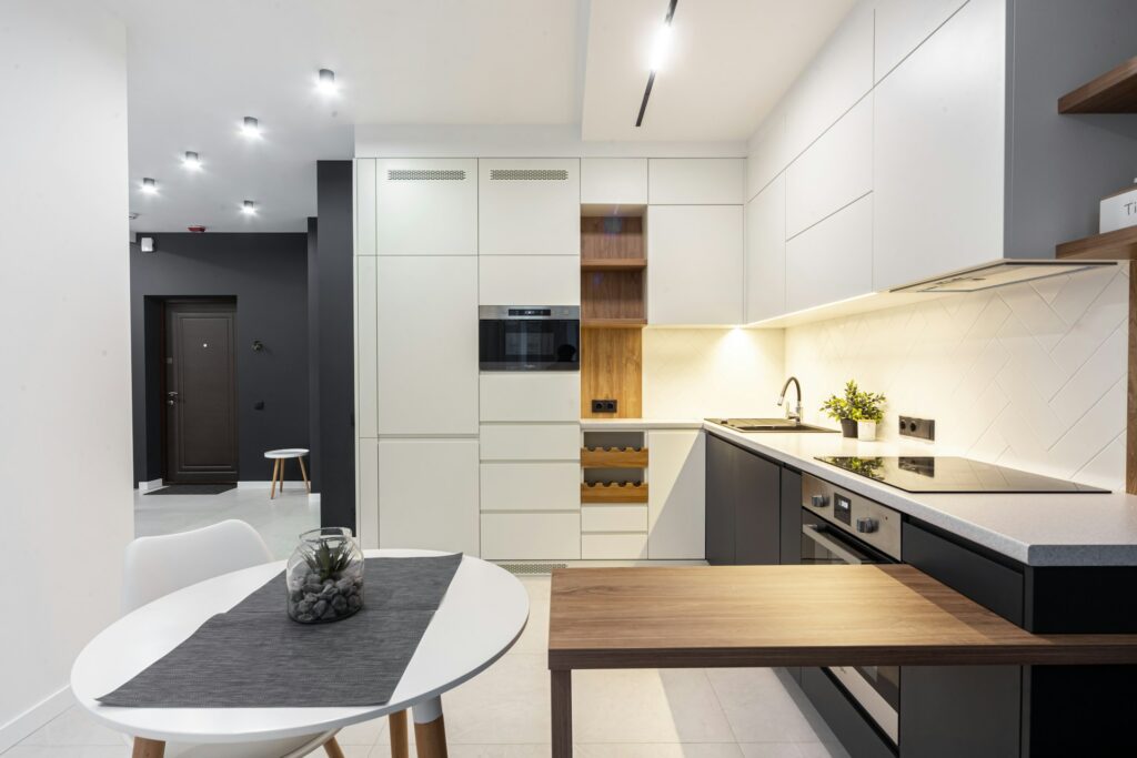 colocacion de muebles de cocina en una reforma integra de cocina en madrid moncloa y alrededores