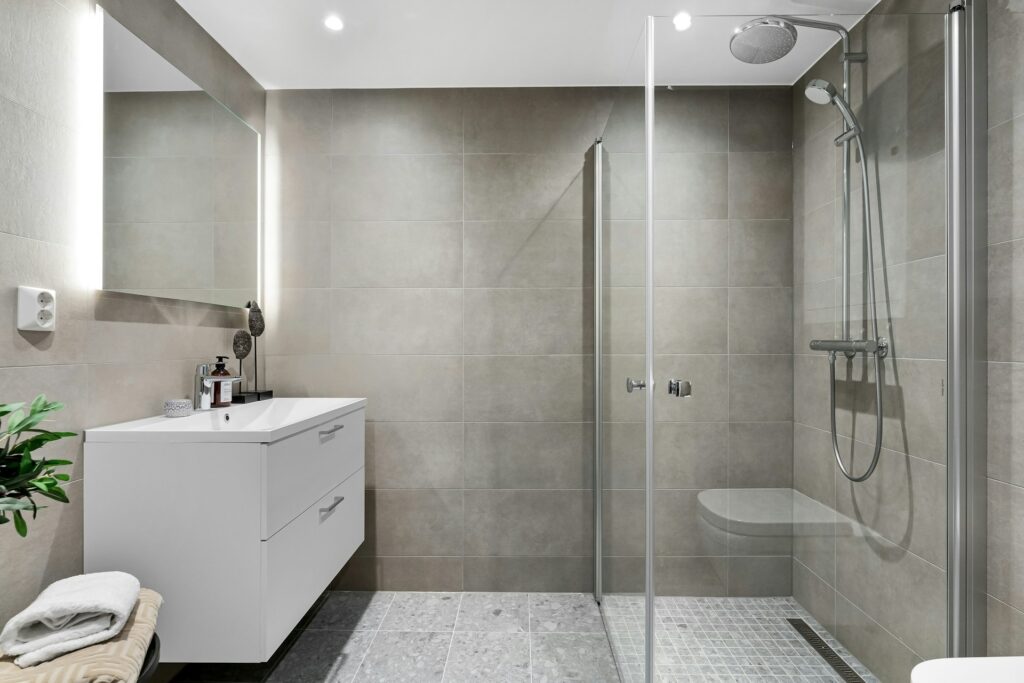 instalacion de luz led en una reforma de baño en madrid moncloa con materiales de primera calidad al mejor precio refromas low cost en madrid